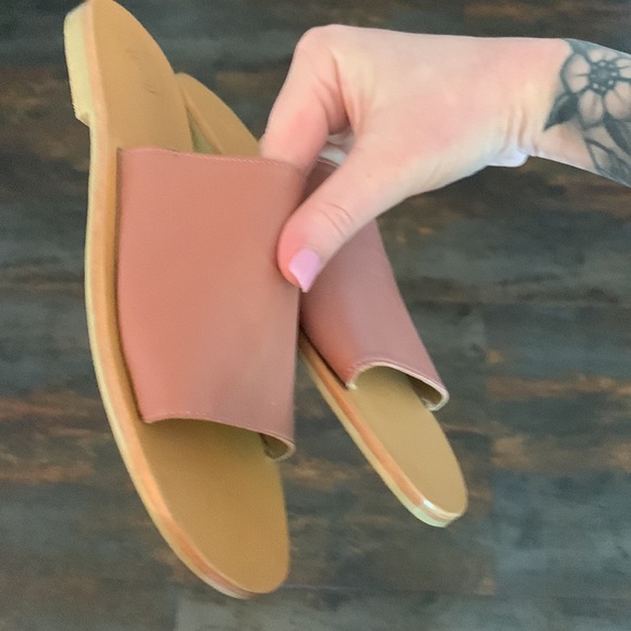 Urban Outfitters tan slides - Picture 7 of 7